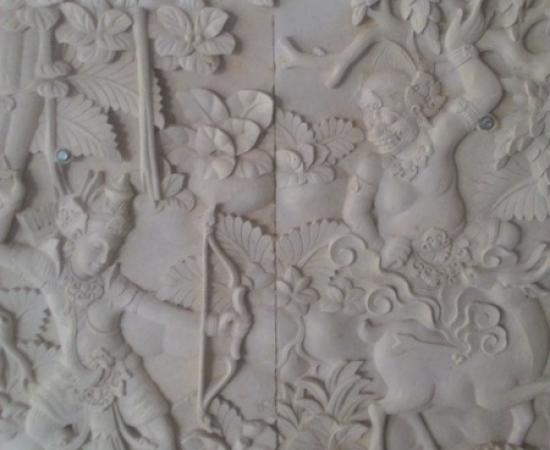 Relief Dinding Rumah Mewah Motif Pewayangan