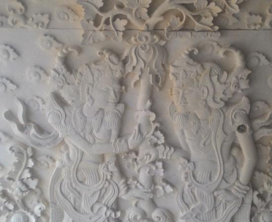 Relief diding rumah mewah motif wayang Kamasan