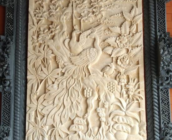 Relief Dinding Motif Merak Bali