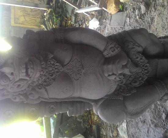 Harga ukiran batu paras bali motif raksasa.