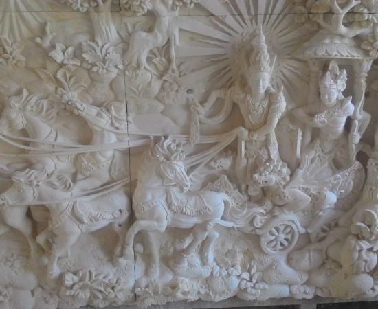 Relief ukiran motif mahabarata.