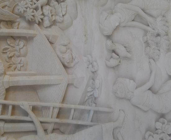 Relief dinding rumah motif tradisi