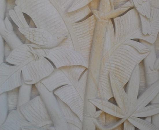 Relief burung bermain