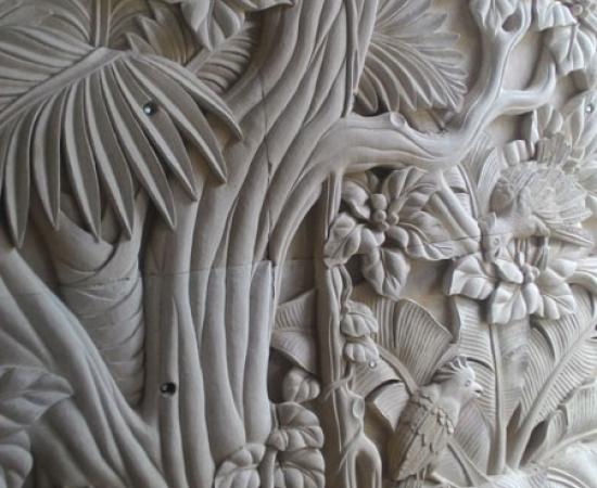 Relief burung bertengger