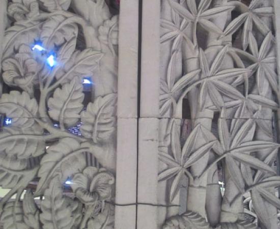 Relief pohon dan bambu